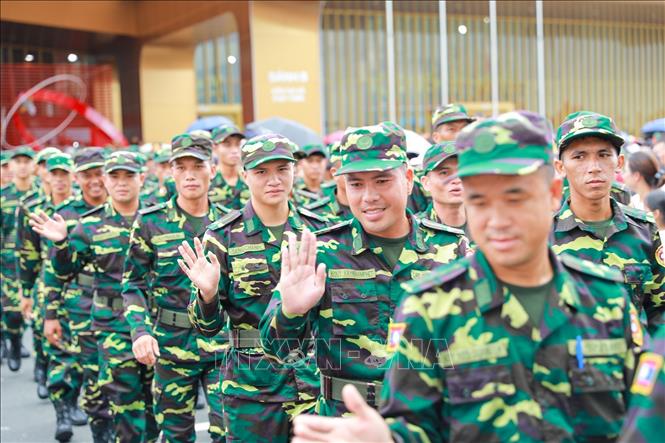 Đoàn diễu binh của Lào tham quan khu trưng bày khí tài quân sự tại Triển lãm 80 năm Quốc khánh. Ảnh: Khánh Hoà - TTXVN