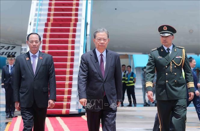 Phó Chủ tịch Quốc hội Trần Quang Phương đón Ủy viên trưởng Nhân đại toàn quốc Trung Quốc Triệu Lạc Tế tại Sân bay quốc tế Nội Bài. Ảnh: An Đăng - TTXVN