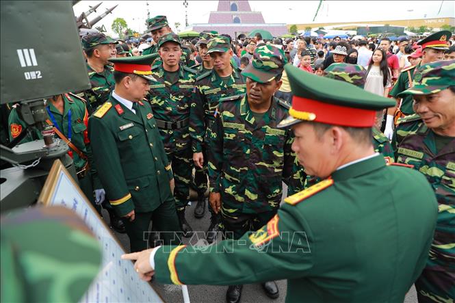 Đoàn diễu binh của Lào tham quan khu trưng bày khí tài quân sự tại Triển lãm 80 năm Quốc khánh. Ảnh: Khánh Hoà - TTXVN