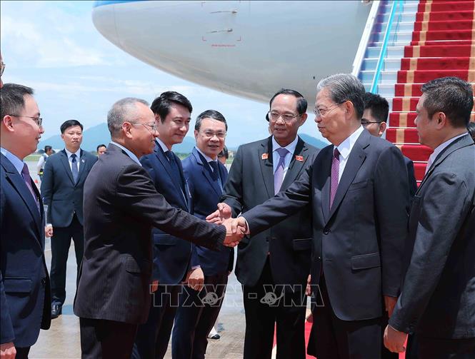 Phó Chủ tịch Quốc hội Trần Quang Phương cùng đại diện lãnh đạo các ban, bộ, ngành và thành phố Hà Nội đón Ủy viên trưởng Nhân đại toàn quốc Trung Quốc Triệu Lạc Tế tại Sân bay quốc tế Nội Bài. Ảnh: An Đăng - TTXVN 