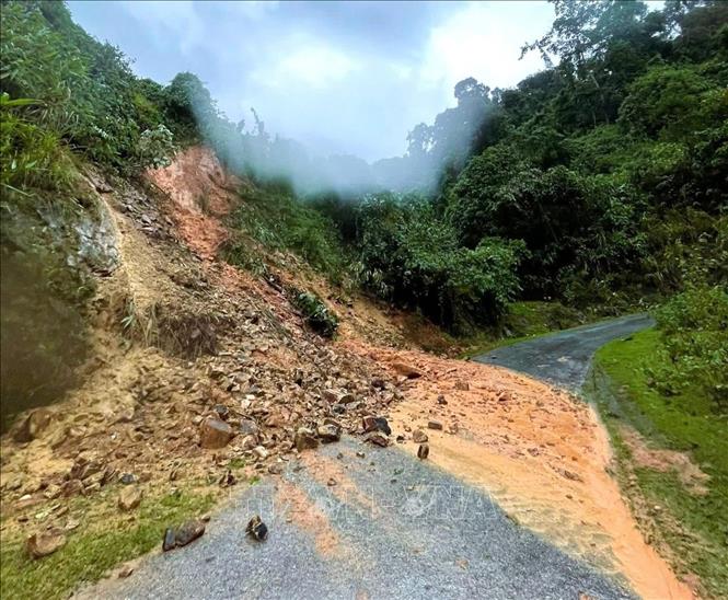 Sạt lở trên tuyến đường Bãi Xa – Tùng Hương (xã Tam Quang, tỉnh Nghệ An) gây khó khăn cho các loại phương tiện giao thông qua lại. Ảnh: TTXVN phát