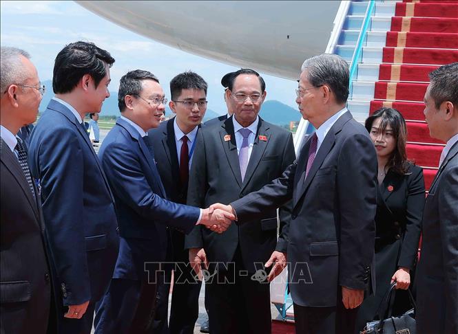 Phó Chủ tịch Quốc hội Trần Quang Phương cùng đại diện lãnh đạo các ban, bộ, ngành và thành phố Hà Nội đón Ủy viên trưởng Nhân đại toàn quốc Trung Quốc Triệu Lạc Tế tại Sân bay quốc tế Nội Bài. Ảnh: An Đăng - TTXVN 