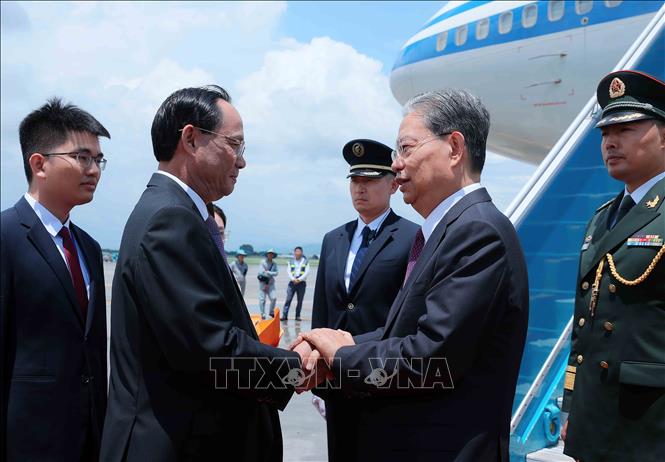 Phó Chủ tịch Quốc hội Trần Quang Phương đón Ủy viên trưởng Nhân đại toàn quốc Trung Quốc Triệu Lạc Tế tại Sân bay quốc tế Nội Bài. Ảnh: An Đăng - TTXVN 