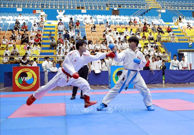 Các nam vận động viên trên 18 tuổi (hạng cân dưới 50 kg) tranh tài sau lễ khai mạc giải đấu. Ảnh: Hoàng Hùng - TTXVN