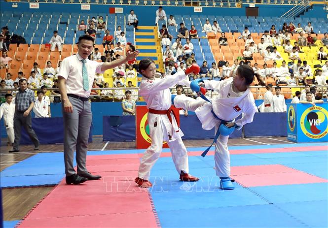 Các nữ vận động viên trên 18 tuổi (hạng cân dưới 45kg) tranh tài sau lễ khai mạc giải đấu. Ảnh: Hoàng Hùng - TTXVN 