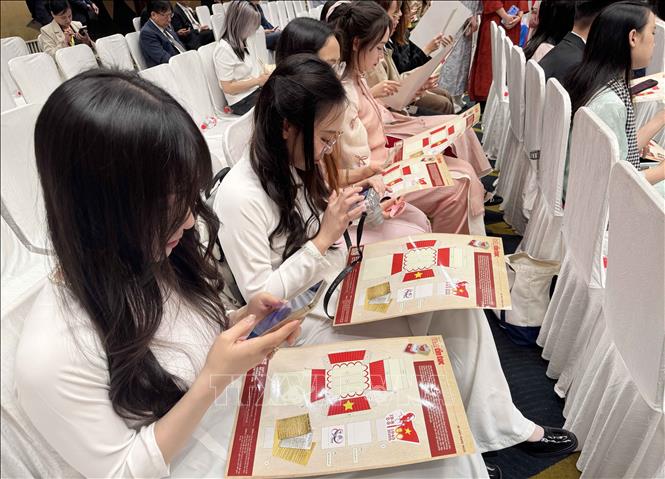 Các bạn lưu học sinh Việt Nam quét mã QR để tìm hiểu cách cắt dán mô hình 3D. Ảnh: Công Tuyên-PV TTXVN tại Trung Quốc