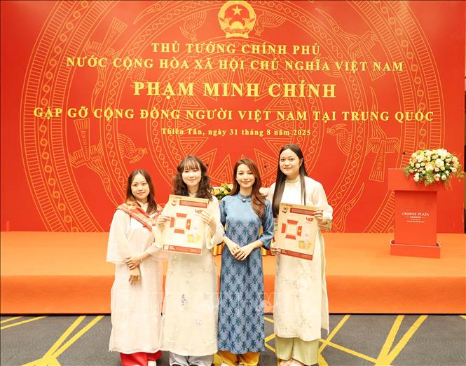 Các bạn lưu học sinh Việt Nam tại Trung Quốc rất vui mừng vì đang ở xa Tổ quốc nhưng vẫn có cơ hội được ôn lại lịch sử nhân dịp 80 năm Quốc khánh ở trong nước. Ảnh: Công Tuyên-PV TTXVN tại Trung Quốc