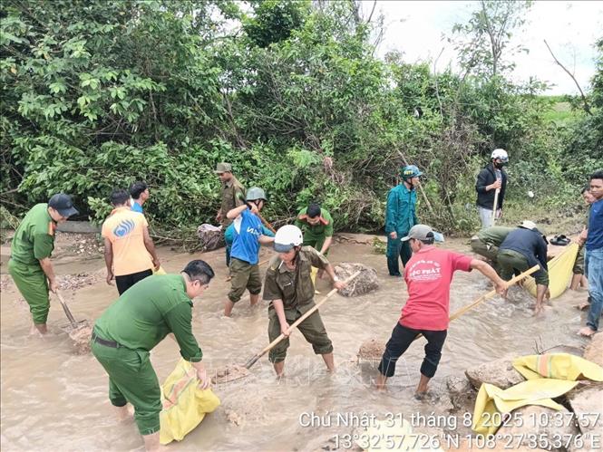 Sáng 31/8, nhiều lực lượng như công an, dân quân cùng nhân dân xã Ia Pa đã cùng chung tay khắc phục tuyến đường tràn để người dân có thể lưu thông tạm thời. Ảnh: TTXVN phát