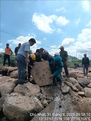 Sáng 31/8, nhiều lực lượng như công an, dân quân cùng nhân dân xã Ia Pa đã cùng chung tay khắc phục tuyến đường tràn để người dân có thể lưu thông tạm thời. Ảnh: TTXVN phát