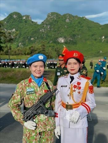 Hai chị em Trần Thị Thu Hà và Trần Thị Bích Ngọc. Ảnh: TTXVN phát
