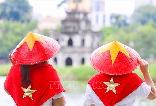 Trong những ngày Đại lễ, nhiều người dân xuống đường chụp ảnh với hình ảnh lá cờ Tổ quốc để thể hiện tình yêu nước và niềm tự hào dân tộc. Ảnh: Thành Phương - TTXVN
