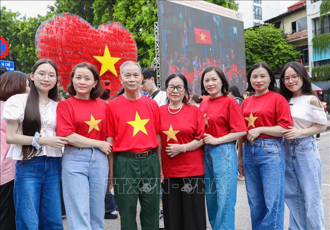 Nhiều gia đình lưu giữ lại khoảnh khắc đẹp trong kỳ nghỉ lễ quốc khánh 2/9 với hình ảnh lá cờ Tổ quốc để thể hiện tình yêu nước và niềm tự hào dân tộc. Ảnh: Thành Phương-TTXVN