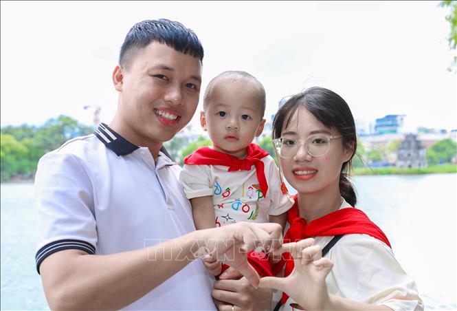Nhiều bạn trẻ lưu giữ lại khoảnh khắc đẹp trong kỳ nghỉ lễ quốc khánh 2/9 với hình ảnh lá cờ Tổ quốc để thể hiện tình yêu nước và niềm tự hào dân tộc. Ảnh: Thành Phương-TTXVN