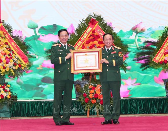 Đại tướng Trịnh Văn Quyết, Bí thư Trung ương Đảng, Ủy viên Thường vụ Quân ủy Trung ương, Chủ nhiệm Tổng cục Chính trị QĐND Việt Nam trao Huân chương Quân công hạng Nhất cho Đại tướng Phan Văn Giang, Ủy viên Bộ Chính trị, Phó Bí thư Quân ủy Trung ương, Bộ trưởng Bộ Quốc phòng. Ảnh: Trọng Đức - TTXVN