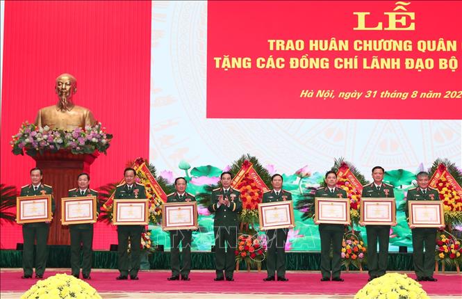 Đại tướng Phan Văn Giang, Ủy viên Bộ Chính trị, Phó Bí thư Quân ủy Trung ương, Bộ trưởng Bộ Quốc phòng trao Huân chương Quân công hạng Nhất, hạng Nhì cho các đồng chí lãnh đạo Bộ Quốc phòng. Ảnh: Trọng Đức - TTXVN