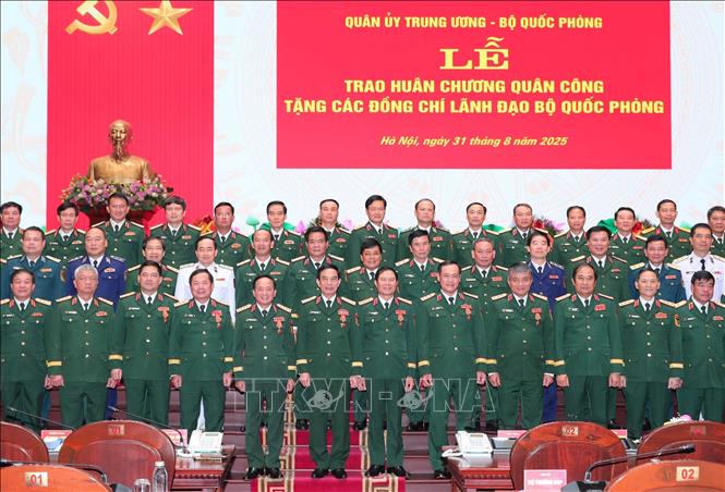 Đại tướng Phan Văn Giang, Ủy viên Bộ Chính trị, Phó Bí thư Quân ủy Trung ương, Bộ trưởng Bộ Quốc phòng và các đại biểu. Ảnh: Trọng Đức - TTXVN