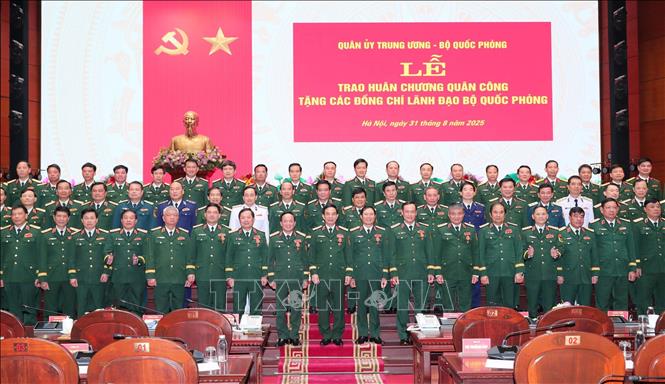Đại tướng Phan Văn Giang, Ủy viên Bộ Chính trị, Phó Bí thư Quân ủy Trung ương, Bộ trưởng Bộ Quốc phòng và các đại biểu. Ảnh: Trọng Đức - TTXVN