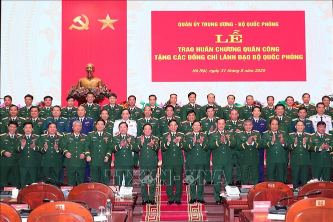 Đại tướng Phan Văn Giang, Ủy viên Bộ Chính trị, Phó Bí thư Quân ủy Trung ương, Bộ trưởng Bộ Quốc phòng và các đại biểu. Ảnh: Trọng Đức - TTXVN
