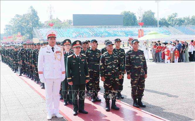 Lao People's Army delegation pays respect to President Ho Chi Minh. VNA Photo: An Đăng