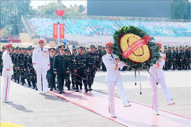 Delegation of the Lao People's Army lay a wreath at President Ho Chi Minh Mausoleum. VNA Photo: An Đăng