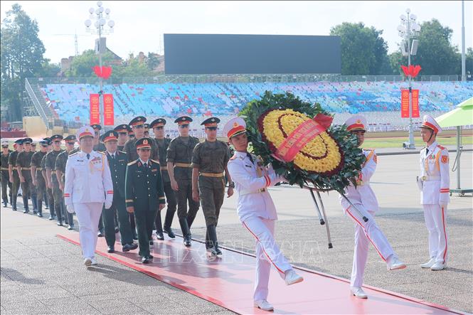 Delegation of the Russian Federation’s Armed Forces lays wreath at President Ho Chi Minh Mausoleum. VNA Photo: An Đăng