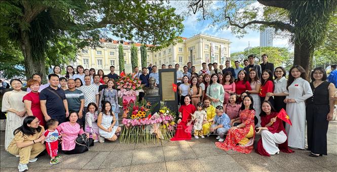 Cộng đồng người Việt Nam tại Singapore dâng hoa tại Tượng Bác ở Bảo tàng Văn Minh châu Á - Singapore nhân 80 năm Cách mạng tháng Tám và Quốc khánh 2/9. Ảnh: Ngọc Khương - PV TTXVN tại Singapore