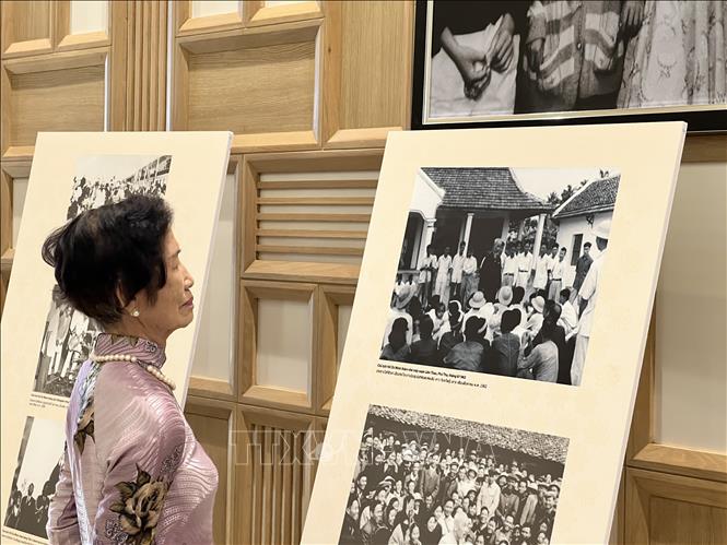 Bà Nguyễn Thị Xuân Oanh - một việt kiều tại Udon Thani bồi hồi ngắm bức ảnh tư liệu về Bác Hồ tại triển lãm. Ảnh: Đỗ Sinh - PV TTXVN tại Thái Lan