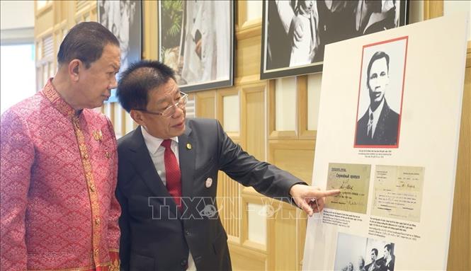 Ông Sanan Agubolkul (trái), Chủ tịch Hội hữu nghị Thái Lan - Việt Nam và ông Hồ Văn Lâm, Chủ tịch Hiệp hội doanh nhân Thái - Việt toàn Thái Lan tại triển lãm. Ảnh: Đỗ Sinh - PV TTXVN tại Thái Lan