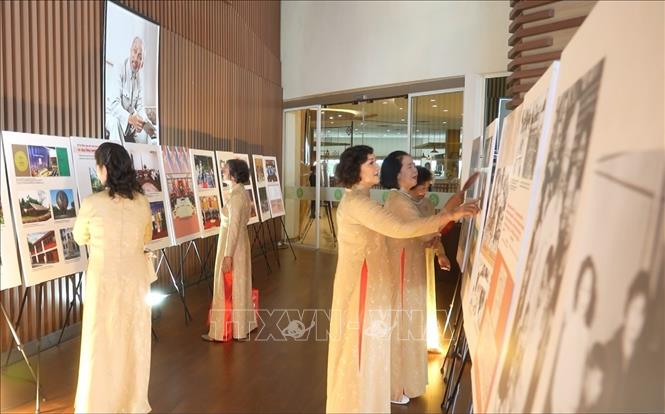 Kiều bào Thái Lan tham quan Triển lãm “Hồ Chí Minh – Biểu tượng Thời đại: Cầu nối hữu nghị Việt Nam – Thái Lan”. Ảnh: Đỗ Sinh - PV TTXVN tại Thái Lan