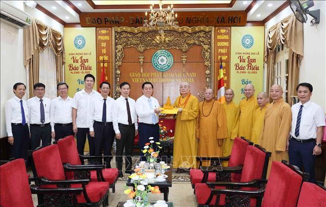 Trưởng Ban Tuyên giáo và Dân vận Trung ương Nguyễn Trọng Nghĩa thăm, chúc mừng Trung ương Giáo hội Phật giáo Việt Nam. Ảnh: Phương Hoa - TTXVN