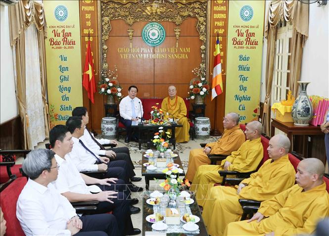 Trưởng Ban Tuyên giáo và Dân vận Trung ương Nguyễn Trọng Nghĩa thăm, chúc mừng Trung ương Giáo hội Phật giáo Việt Nam. Ảnh: Phương Hoa - TTXVN