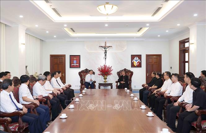 Trưởng Ban Tuyên giáo và Dân vận Trung ương Nguyễn Trọng Nghĩa thăm, chúc mừng Tổng Giáo phận Hà Nội. Ảnh: Phương Hoa – TTXVN