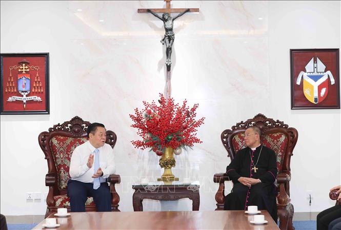 Trưởng Ban Tuyên giáo và Dân vận Trung ương Nguyễn Trọng Nghĩa chúc mừng Tổng Giám mục Giáo phận Hà Nội Giuse Vũ Văn Thiên. Ảnh: Phương Hoa – TTXVN