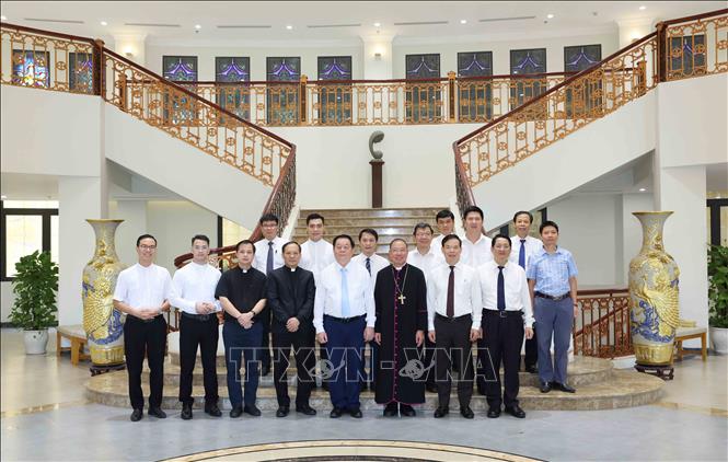Trưởng Ban Tuyên giáo và Dân vận Trung ương Nguyễn Trọng Nghĩa thăm, chúc mừng Tổng Giáo phận Hà Nội. Ảnh: Phương Hoa – TTXVN