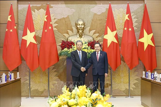 Chủ tịch Quốc hội Trần Thanh Mẫn đón Ủy viên trưởng Nhân đại toàn quốc Trung Quốc Triệu Lạc Tế. Ảnh: Doãn Tấn - TTXVN