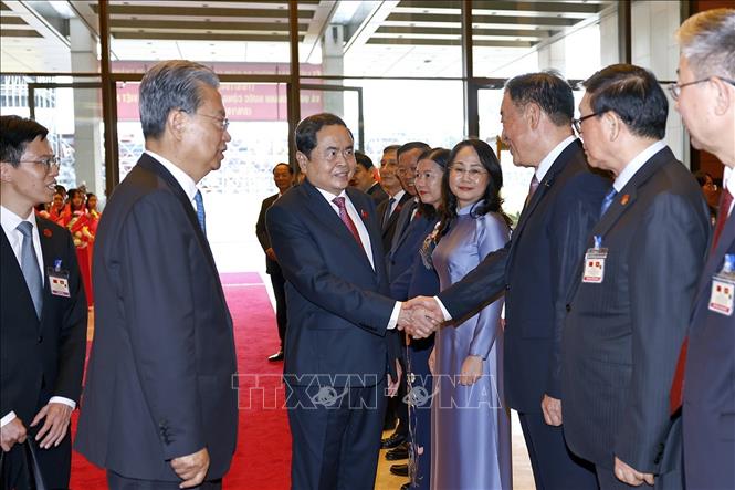 Ủy viên trưởng Nhân đại toàn quốc Trung Quốc Triệu Lạc Tế giới thiệu với Chủ tịch Quốc hội Trần Thanh Mẫn các thành viên đoàn Trung Quốc. Ảnh: Doãn Tấn - TTXVN