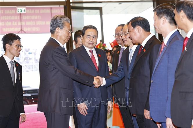 Chủ tịch Quốc hội Trần Thanh Mẫn giới thiệu thành viên đoàn Việt Nam đón Ủy viên trưởng Nhân đại toàn quốc Trung Quốc Triệu Lạc Tế. Ảnh: Doãn Tấn - TTXVN