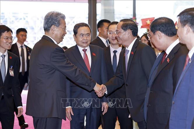 Chủ tịch Quốc hội Trần Thanh Mẫn giới thiệu thành viên đoàn Việt Nam đón Ủy viên trưởng Nhân đại toàn quốc Trung Quốc Triệu Lạc Tế. Ảnh: Doãn Tấn - TTXVN