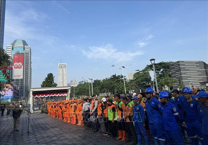 Nhân lực và phương tiện dọn dẹp thành phố được triển khai tại Trung tâm Jakarta. Ảnh: Đỗ Quyên  - PV TTXVN tại Indonesia