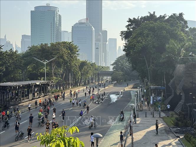 Người dân vẫn chạy bộ, đạp xe vào ngày Chủ nhật “không ô tô” trên tuyến đường Sudirman, trung tâm Jakarta. Ảnh: Đỗ Quyên  - PV TTXVN tại Indonesia