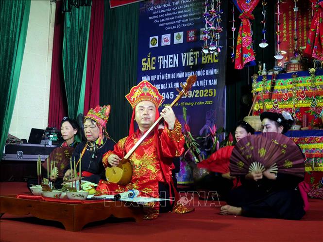 Nghệ nhân Ma Đình Ngọc, thành viên Câu lạc bộ hát then tỉnh Thái Nguyên trình diễn nghi lễ “Loan én ngộ căn” then nghi lễ dân tộc Tày tỉnh Thái Nguyên. Ảnh: Thu Hằng-TTXVN                           