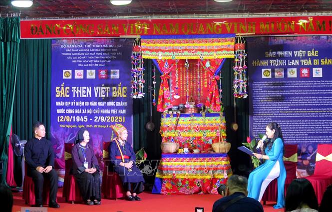 Các nghệ sĩ, nghệ nhân giao lưu với khán giả tại chương trình. Ảnh: Thu Hằng-TTXVN                              