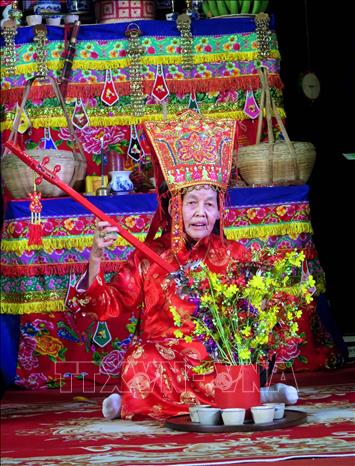 Nghệ nhân Nhân dân Nông Thị Lìm đến từ tỉnh Lạng Sơn trình diễn trích đoạn nghi lễ “Luổm cốc bjoóc – lễ vun hoa” nghi lễ then dân tộc Tày. Ảnh: Thu Hằng-TTXVN
