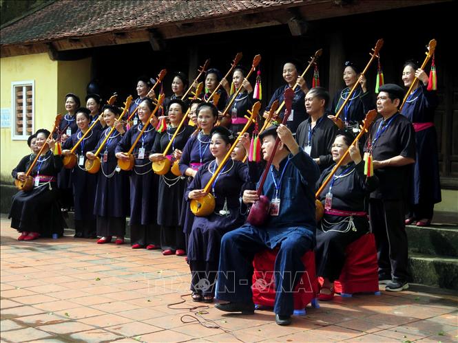 Các nghệ sĩ hát then tỉnh Thái Nguyên tại chương trình. Ảnh: Thu Hằng-TTXVN                              