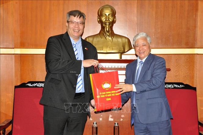 Politburo member, Secretary of the Party Central Committee and President of the Vietnam Fatherland Front (VFF) Central Committee Do Van Chien presents a gift to VKBIA President Tran Hai Linh. VNA Photo/Photo by courtesy