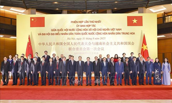 Chủ tịch Quốc hội Trần Thanh Mẫn và Ủy viên trưởng Nhân đại toàn quốc Trung Quốc Triệu Lạc Tế với đại biểu. Ảnh: Doãn Tấn - TTXVN