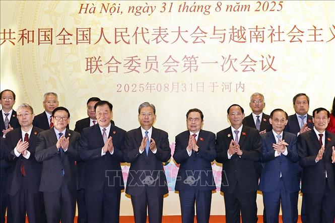 Chủ tịch Quốc hội Trần Thanh Mẫn và Ủy viên trưởng Nhân đại toàn quốc Trung Quốc Triệu Lạc Tế với đại biểu. Ảnh: Doãn Tấn - TTXVN