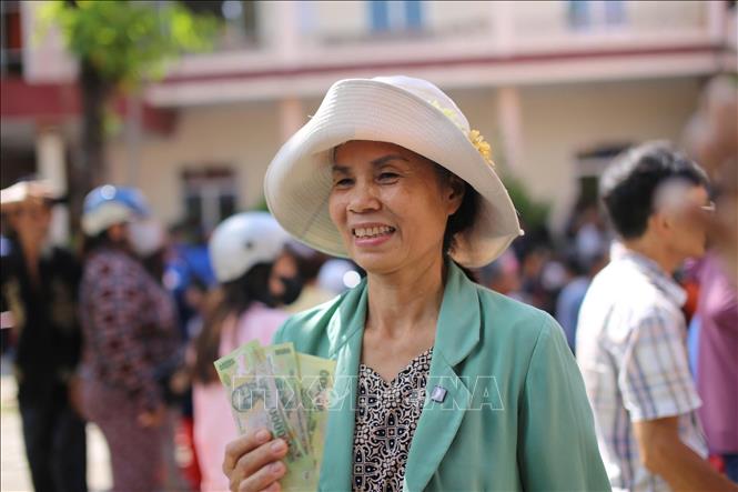 Hàng ngàn người dân tại phường Quy Nhơn Nam (tỉnh Gia Lai) đón nhận phần quà của Đảng và Nhà nước. Ảnh: Quang Thái- TTXVN