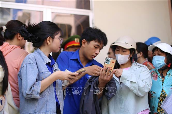 Hàng ngàn người dân tại phường Quy Nhơn Nam (tỉnh Gia Lai) đón nhận phần quà của Đảng và Nhà nước. Ảnh: Quang Thái- TTXVN