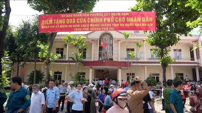 Hàng ngàn người dân tại phường Quy Nhơn Nam (tỉnh Gia Lai) đón nhận phần quà của Đảng và Nhà nước. Ảnh: Quang Thái- TTXVN